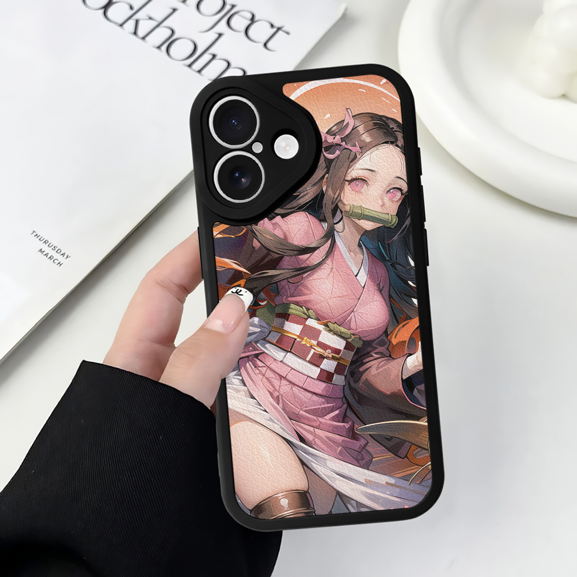 （画像用） 鬼滅の刃（きめつのやいば）竈門 禰󠄀豆子／かまど ねずこ Kamado Nezuko 【iPhone 16シリーズ対応】シリコンスマホケース（レザー調） 材質：シリコン